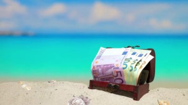 Yaz. Güzel sahil plajı. Tatil ve tatil için euro parasıyla dolu sandık. Avrupa 'da tatil beldeleri. Kıyıdaki gök mavisi su. İtalya, İspanya, Grece, Girit, Türkiye, Karadağ Avrupa Birliği tatil beldeleri. AB.