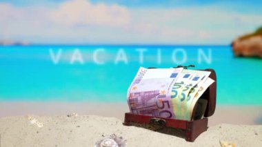 Tatil için para. Kredi, geri çekil, Mlm. Güzel bir sahil. Tatil ve tatil için euro parasıyla dolu sandık. Avrupa 'da tatil beldeleri. Kıyıdaki gök mavisi su. AB. 