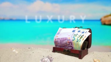 Lüks dinlenme ve tatil için para. Kredi, geri çekil, Mlm. Güzel bir sahil. Tatil ve tatil için euro parasıyla dolu sandık. Avrupa 'da tatil beldeleri. Kıyıdaki gök mavisi su. AB. 