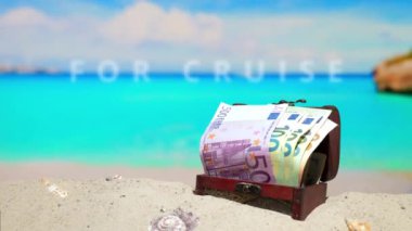 Gezi için para, lüks dinlenme, tatil. Kredi, geri çekil, Mlm. Güzel bir sahil. Tatil ve tatil için euro parasıyla dolu sandık. Avrupa 'da tatil beldeleri. Kıyıdaki gök mavisi su. AB.