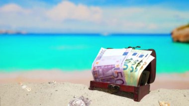 Uzayı kopyala Güzel Deniz Sahili Sahili. Tatil için Dolarlık Para Sandığı, Tatiller. Tatil, Lüks Tatil Köyleri 'nde Tatil. Tropik bir adanın kıyısındaki gök mavisi su.