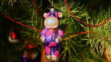 Boğa, bufalo. Noel ağacı süslemeleri asan adam. An 'ın elleri. Noel ağacı süslemeleri. Yeni yıl ve mutlu Noeller. Noel ağacında çelenkler ve oyuncaklar.