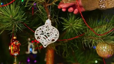 Buz gibi kalp. Noel ağacı süslemeleri asan adam. An 'ın elleri. Noel ağacı süslemeleri. Yeni yıl ve mutlu Noeller. Noel ağacında çelenkler ve oyuncaklar.