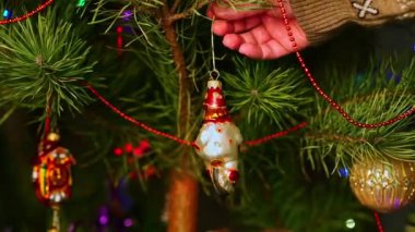 Soytarı. Noel ağacı süslemeleri asan adam. An 'ın elleri. Noel ağacı süslemeleri. Yeni yıl ve mutlu Noeller. Noel ağacında çelenkler ve oyuncaklar.