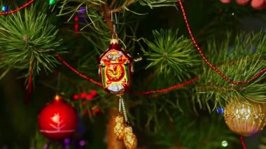 Saatler. Noel ağacı süslemeleri asan adam. An 'ın elleri. Noel ağacı süslemeleri. Yeni yıl ve mutlu Noeller. Noel ağacında çelenkler ve oyuncaklar