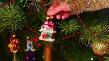 Ev, ev, yeni ev, emlakçı selamı. Noel ağacı süslemeleri asan adam. An 'ın elleri. Noel ağacı süslemeleri. Yeni yıl ve mutlu Noeller. Çelenkler ve oyuncaklarla dolu bir Noel ağacı. Emlakçı selamlar.