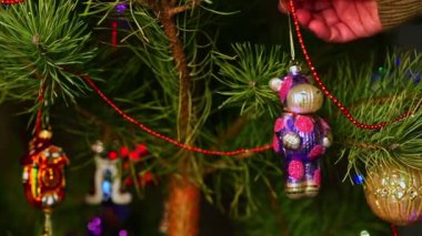 Boğa, bufalo. Noel ağacı süslemeleri asan adam. An 'ın elleri. Noel ağacı süslemeleri. Yeni yıl ve mutlu Noeller. Noel ağacında çelenkler ve oyuncaklar.