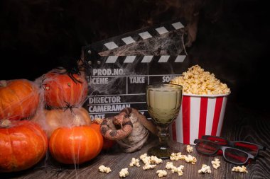 Sinema Tiyatrosu Posteri: Film Alkışlaması, Film Filmi İzleme. Film türü: korku, kabuslar. Sinema Tiyatrosu 'ndan patlamış mısır ve gözlük. Cadılar Bayramı Sahnesi: Balkabakları, Sis, Duman, Ateş ve Örümcekler