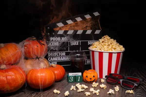Sinema Tiyatrosu Posteri: Film Alkışlaması, Film Filmi İzleme. Film türü: korku, kabuslar. Sinema Tiyatrosu 'ndan patlamış mısır ve gözlük. Cadılar Bayramı Sahnesi: Balkabakları, Sis, Duman, Ateş ve Örümcekler