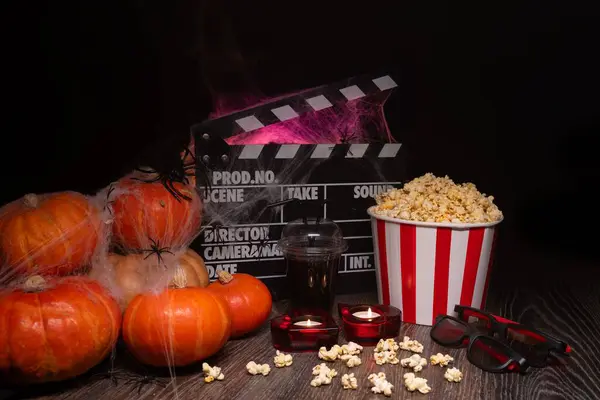 Sinema Tiyatrosu Posteri: Film Alkışlaması, Film Filmi İzleme. Film türü: korku, kabuslar. Sinema Tiyatrosu 'ndan patlamış mısır ve gözlük. Cadılar Bayramı Sahnesi: Balkabakları, Sis, Duman, Ateş ve Örümcekler