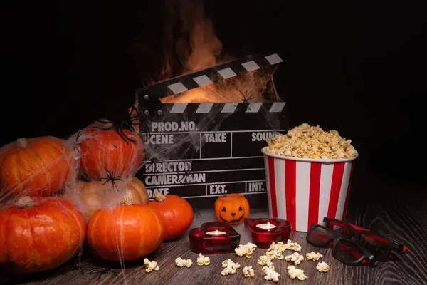 Sinema Tiyatrosu Posteri: Film Alkışlaması, Film Filmi İzleme. Film türü: korku, kabuslar. Sinema Tiyatrosu 'ndan patlamış mısır ve gözlük. Cadılar Bayramı Sahnesi: Balkabakları, Sis, Duman, Ateş ve Örümcekler