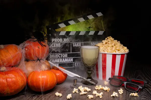 Sinema Tiyatrosu Posteri: Film Alkışlaması, Film Filmi İzleme. Film türü: korku, kabuslar. Sinema Tiyatrosu 'ndan patlamış mısır ve gözlük. Cadılar Bayramı Sahnesi: Balkabakları, Sis, Duman, Ateş ve Örümcekler
