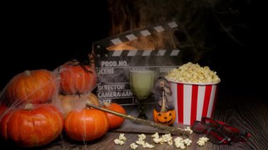 Sinema Tiyatrosu Posteri: Film Alkışlaması, Film Filmi İzleme. Film türü: Fantezi, peri masalı. Sinema Tiyatrosu 'ndan patlamış mısır ve gözlük. Cadılar Bayramı Sahnesi: Balkabakları, Sis, Duman, Ateş ve Örümcekler