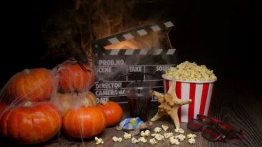 Sinema Tiyatrosu Posteri: Film Alkışlaması, Film Filmi İzleme. Film türü: deniz gezisi, okyanus. Sinema Tiyatrosu 'ndan patlamış mısır ve gözlük. Cadılar Bayramı Sahnesi: Balkabakları, Sis, Duman, Ateş ve Örümcekler