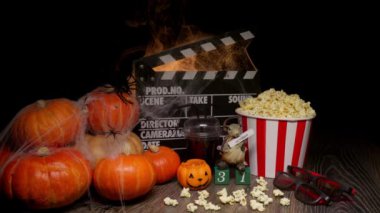 Sinema Tiyatrosu Posteri: Film Alkışlaması, Film Filmi İzleme. Film türü: komedi, kabuslar. Sinema Tiyatrosu 'ndan patlamış mısır ve gözlük. Cadılar Bayramı Sahnesi: Balkabakları, Sis, Duman, Ateş ve Örümcekler
