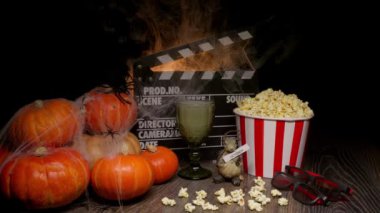 Sinema Tiyatrosu Posteri: Film Alkışlaması, Film Filmi İzleme. Film türü: korku, kabuslar. Sinema Tiyatrosu 'ndan patlamış mısır ve gözlük. Cadılar Bayramı Sahnesi: Balkabakları, Sis, Duman, Ateş ve Örümcekler