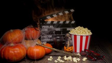 Sinema Tiyatrosu Posteri: Film Alkışlaması, Film Filmi İzleme. Film türü: Fantezi, peri masalı. Sinema Tiyatrosu 'ndan patlamış mısır ve gözlük. Cadılar Bayramı Sahnesi: Balkabakları, Sis, Duman, Ateş ve Örümcekler