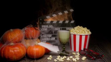 Sinema Tiyatrosu Posteri: Film Alkışlaması, Film Filmi İzleme. Film türü: gerilim, yazar. Sinema Tiyatrosu 'ndan patlamış mısır ve gözlük. Cadılar Bayramı Sahnesi: Balkabakları, Sis, Duman, Ateş ve Örümcekler