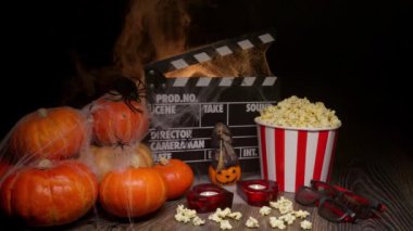 Sinema Tiyatrosu Posteri: Film Alkışlaması, Film Filmi İzleme. Film türü: Komedi, aşk hikayesi. Sinema Tiyatrosu 'ndan patlamış mısır ve gözlük. Cadılar Bayramı Sahnesi: Balkabakları, Sis, Duman, Ateş ve Örümcekler