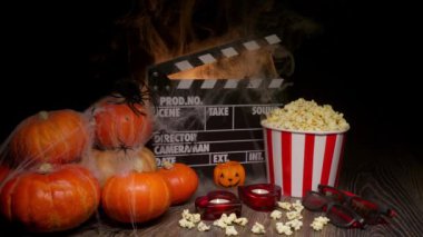 Sinema Tiyatrosu Posteri: Film Alkışlaması, Film Filmi İzleme. Film türü: Komedi, aşk hikayesi. Sinema Tiyatrosu 'ndan patlamış mısır ve gözlük. Cadılar Bayramı Sahnesi: Balkabakları, Sis, Duman, Ateş ve Örümcekler