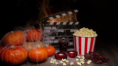 Sinema Tiyatrosu Posteri: Film Alkışlaması, Film Filmi İzleme. Film türü: drama, aşk hikayesi. Sinema Tiyatrosu 'ndan patlamış mısır ve gözlük. Cadılar Bayramı Sahnesi: Balkabakları, Sis, Duman, Ateş ve Örümcekler