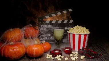 Sinema Tiyatrosu Posteri: Film Alkışlaması, Film Filmi İzleme. Film türü: Aşk hikayesi, gerilim. Sinema Tiyatrosu 'ndan patlamış mısır ve gözlük. Cadılar Bayramı Sahnesi: Balkabakları, Sis, Duman, Ateş ve Örümcekler