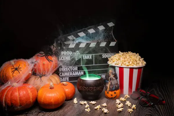 Sinema Tiyatrosu Posteri: Film Alkışlaması, Film Filmi İzleme. Film türü: korku, kabuslar. Sinema Tiyatrosu 'ndan patlamış mısır ve gözlük. Cadılar Bayramı Sahnesi: Balkabakları, Sis, Duman, Ateş ve Örümcekler