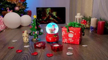 Aşk, kalpler. Cam top. Örgü kapaklı kupalar. Noel ve Yeni Yıl Hediyesi Ağacın Altında Çelenk ve süslerle. Noel Dekorlu Şenlikli Şömine Sıcak bir Tatil Atmosferi Oluşturuyor.