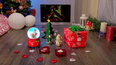 Aşk, kalpler. Cam top. Noel ve Yeni Yıl Hediyesi Ağacın Altında Çelenk ve süslerle. Noel Dekorlu Şenlikli Şömine Sıcak bir Tatil Atmosferi Oluşturuyor.