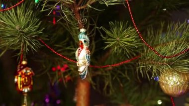 Papağan. Noel ağacını süsleyen bir adam, yılbaşı süveteri giyen bir adam. Yeni yıl ve mutlu Noeller. Oyuncaklar ve çelenklerle Noel ağacı yaşa.