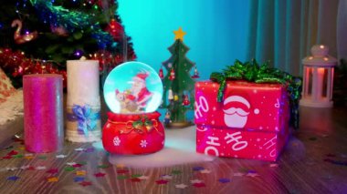 Mistik Noel ve Yeni Yıl Atmosferi Şenlik Dekoru, Tinsel ve Büyüleyici Sis ile. Sihirli Tatil Sahnesi Hayal Oluşturuyor, Ruhsal Titreşim.