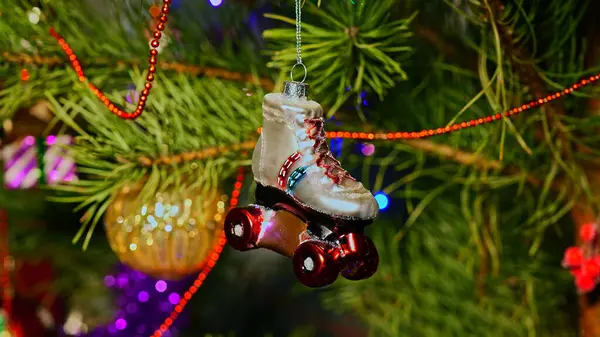 Paten kayıyoruz. Mutlu Noeller ve mutlu yıllar. Noel Ağacı Oyuncak Süslemeleri. Işıklar ve çelenklerle süslenmiş, Eşsiz Noel Ağacı 'ndaki Şenlikli Sahne. Sıcak Tatil Kartpostalı