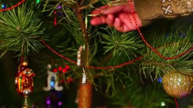 Altın anahtar, emlakçı. Noel ağacını süsleyen bir adam, yılbaşı süveteri giyen bir adam. Yeni yıl ve mutlu Noeller. Oyuncaklar ve çelenklerle Noel ağacı yaşa.