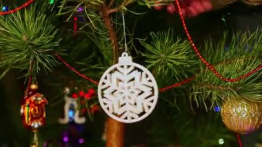 Kar taneleri. Noel ağacını süsleyen bir adam, yılbaşı süveteri giyen bir adam. Yeni yıl ve mutlu Noeller. Oyuncaklar ve çelenklerle Noel ağacı yaşa.