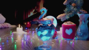 Pembe flamingo. Mutlu Noeller ve mutlu yıllar. Şömineli, çelenkli ve mumlu rahat bir ortam. Vazo demiri portuna yazı. Noel Baba.