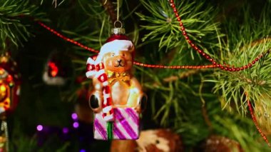 Ayı. Noel ağacı süslemeleri. Yeni yıl ve mutlu Noeller. Pürüzsüz kamera hareketi. Video kartpostalı. Noel ağacında çelenkler ve oyuncaklar