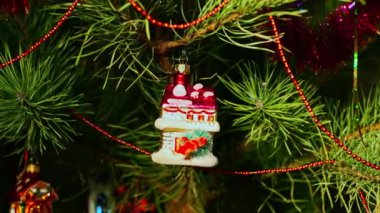 Ev, emlak. Noel ağacı süslemeleri. Yeni yıl ve mutlu Noeller. Pürüzsüz kamera hareketi. Video kartpostalı. Noel ağacında çelenkler ve oyuncaklar