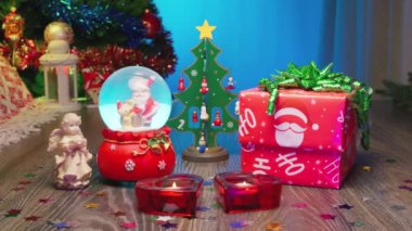 - Seni seviyorum. Hearts, Angel, Red Candles, Love Presents. Noel Hediyesi Kutusu Noel Ağacı ve içinde Noel Baba olan Cam Kar Küresi 'nin yanında. Noel için Mükemmel Manzara, Yeni Yıl Selamları