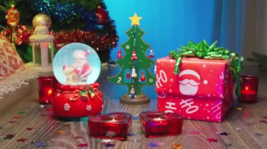 - Seni seviyorum. Kupa, Kırmızı Mum, Aşk Hediyeleri. Noel Hediyesi Kutusu Noel Ağacı ve içinde Noel Baba olan Cam Kar Küresi 'nin yanında. Noel ve Yeni Yıl için Mükemmel Sahne