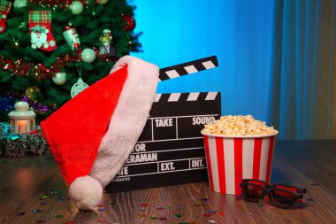 Mutlu Noeller ve yeni yıl tatilleri sahneleri. Noel Baba Şapkası, Film Kutusu, Noel Ağacı, Garland, Neon Işıkları, Sinema Patlamış Mısırı ve 3 boyutlu Gözlükler. Evde Tatil Geceleri için Mükemmel Ayarlama