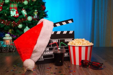 Mutlu Noeller ve yeni yıl tatilleri sahneleri. Noel Baba Şapkası, Film Kutusu, Noel Ağacı, Garland, Neon Işıkları, Sinema Patlamış Mısırı ve 3 boyutlu Gözlükler. Evde Tatil Geceleri için Mükemmel Ayarlama