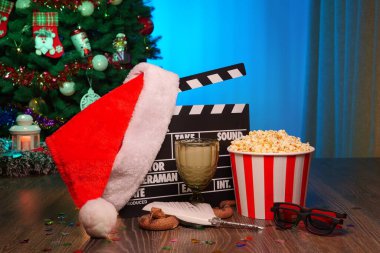 Mutlu Noeller ve yeni yıl tatilleri sahneleri. Noel Baba Şapkası, Film Kutusu, Noel Ağacı, Garland, Neon Işıkları, Sinema Patlamış Mısırı ve 3 boyutlu Gözlükler. Evde Tatil Geceleri için Mükemmel Ayarlama