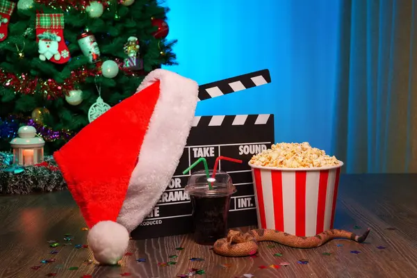 Mutlu Noeller ve yeni yıl tatilleri sahneleri. Noel Baba Şapkası, Film Kutusu, Noel Ağacı, Garland, Neon Işıkları, Sinema Patlamış Mısırı ve 3 boyutlu Gözlükler. Evde Tatil Geceleri için Mükemmel Ayarlama