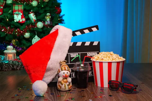 Mutlu Noeller ve yeni yıl tatilleri sahneleri. Noel Baba Şapkası, Film Kutusu, Noel Ağacı, Garland, Neon Işıkları, Sinema Patlamış Mısırı ve 3 boyutlu Gözlükler. Evde Tatil Geceleri için Mükemmel Ayarlama