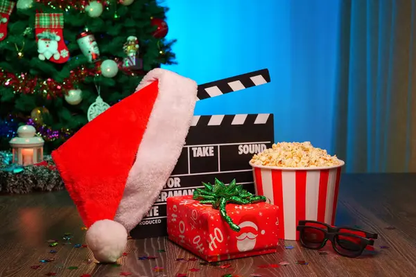 Mutlu Noeller ve yeni yıl tatilleri sahneleri. Noel Baba Şapkası, Film Kutusu, Noel Ağacı, Garland, Neon Işıkları, Sinema Patlamış Mısırı ve 3 boyutlu Gözlükler. Evde Tatil Geceleri için Mükemmel Ayarlama