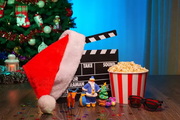 Mutlu Noeller ve yeni yıl tatilleri sahneleri. Noel Baba Şapkası, Film Kutusu, Noel Ağacı, Garland, Neon Işıkları, Sinema Patlamış Mısırı ve 3 boyutlu Gözlükler. Evde Tatil Geceleri için Mükemmel Ayarlama