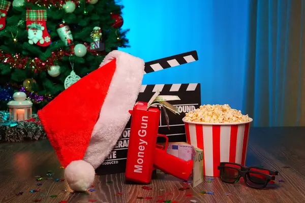 Mutlu Noeller ve yeni yıl tatilleri sahneleri. Noel Baba Şapkası, Film Kutusu, Noel Ağacı, Garland, Neon Işıkları, Sinema Patlamış Mısırı ve 3 boyutlu Gözlükler. Evde Tatil Geceleri için Mükemmel Ayarlama