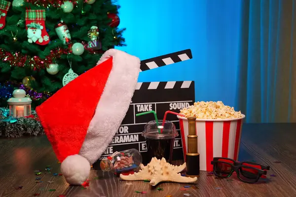 Mutlu Noeller ve yeni yıl tatilleri sahneleri. Noel Baba Şapkası, Film Kutusu, Noel Ağacı, Garland, Neon Işıkları, Sinema Patlamış Mısırı ve 3 boyutlu Gözlükler. Evde Tatil Geceleri için Mükemmel Ayarlama