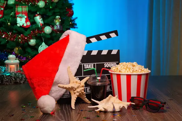 Mutlu Noeller ve yeni yıl tatilleri sahneleri. Noel Baba Şapkası, Film Kutusu, Noel Ağacı, Garland, Neon Işıkları, Sinema Patlamış Mısırı ve 3 boyutlu Gözlükler. Evde Tatil Geceleri için Mükemmel Ayarlama