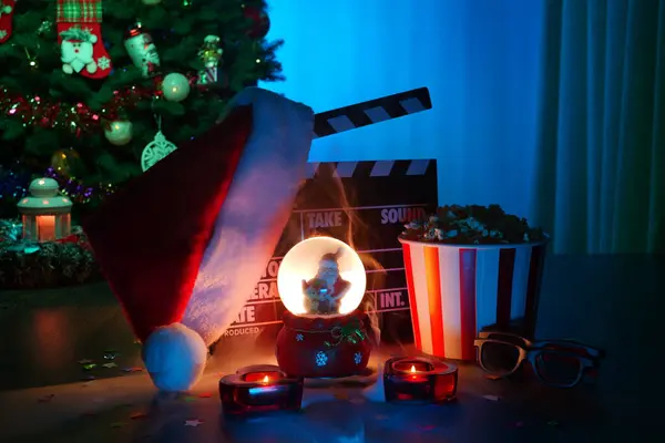 Mutlu Noeller ve yeni yıl tatilleri sahneleri. Noel Baba Şapkası, Film Kutusu, Noel Ağacı, Garland, Neon Işıkları, Sinema Patlamış Mısırı ve 3 boyutlu Gözlükler. Evde Tatil Geceleri için Mükemmel Ayarlama